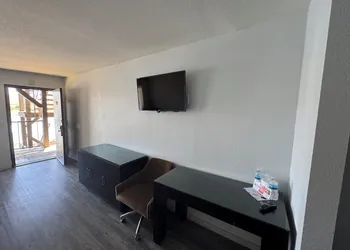 The New Pioneer hotel thumbnail 8