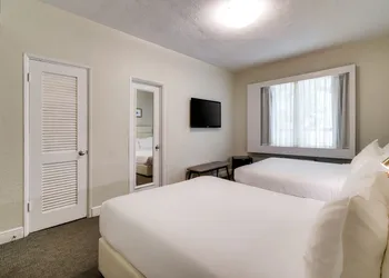 Crest Hotel Suites hotel thumbnail 4