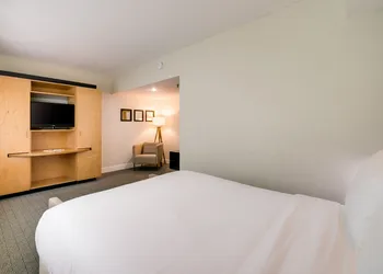 Crest Hotel Suites hotel thumbnail 6