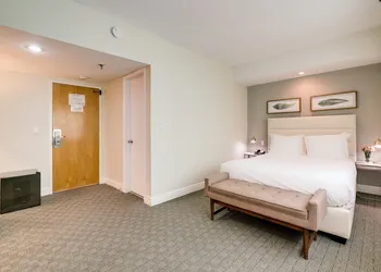 Crest Hotel Suites hotel thumbnail 8