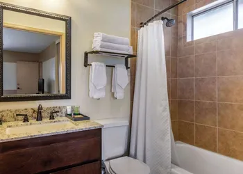 Carlton Oaks Lodge, an Ascend Collection Hotel hotel thumbnail 6
