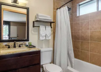 Carlton Oaks Lodge, an Ascend Collection Hotel hotel thumbnail 7