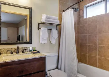 Carlton Oaks Lodge, an Ascend Collection Hotel hotel thumbnail 6