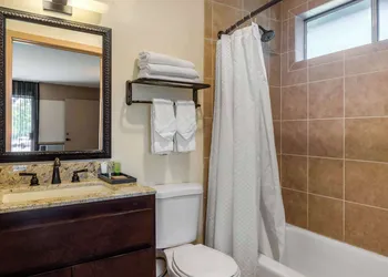Carlton Oaks Lodge, an Ascend Collection Hotel hotel thumbnail 7