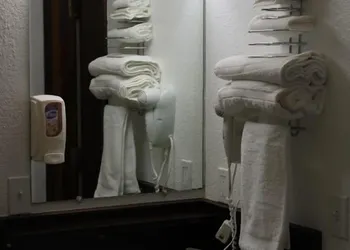 Aero Inn hotel thumbnail 8