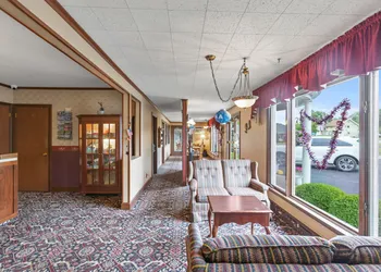 Glass House Inn Erie Near I-90 & I-79 hotel thumbnail 3
