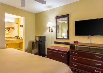 Bryant Inn & Suites hotel thumbnail 3