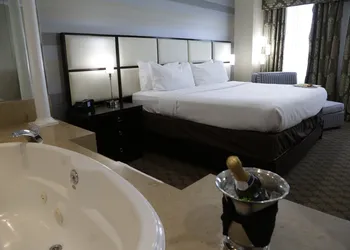 Holiday Inn Plainview-Long Island by IHG hotel thumbnail 4