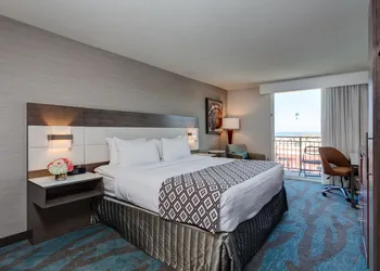 Crowne Plaza Ventura Beach by IHG hotel thumbnail 4