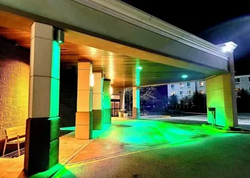 Cortina Inn hotel thumbnail 8