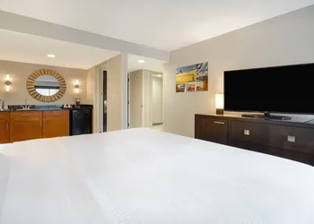 Crowne Plaza Auburn Hills by IHG hotel thumbnail 4