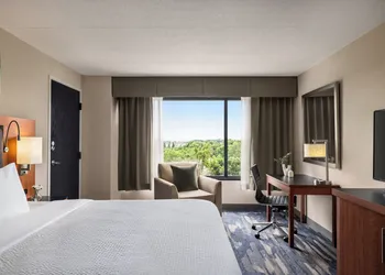 Crowne Plaza Auburn Hills by IHG hotel thumbnail 8