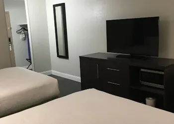 Wingate by Wyndham Kansas City hotel thumbnail 6