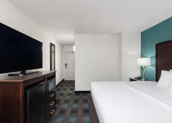 Wingate by Wyndham Kansas City hotel thumbnail 7