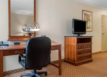 Quality Hotel Conference Center Cincinnati Blue Ash hotel thumbnail 6