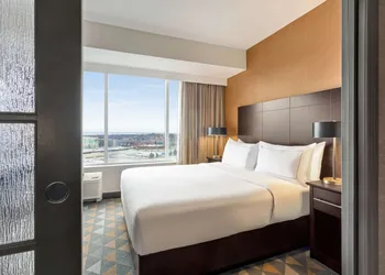 DoubleTree by Hilton Pointe Claire Montreal Airport West hotel thumbnail 8