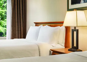 DoubleTree by Hilton North Vancouver hotel thumbnail 3