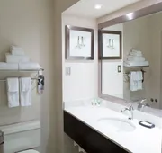 Holiday Inn & Suites Windsor Ambassador Bridge by IHG hotel detail image 4