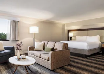 Crowne Plaza Edison by IHG hotel thumbnail 7
