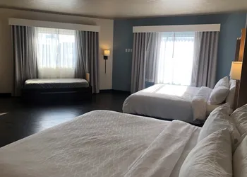 Holiday Inn Omaha Downtown - Waterpark by IHG hotel thumbnail 8