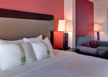 Holiday Inn & Suites Bakersfield by IHG hotel thumbnail 2