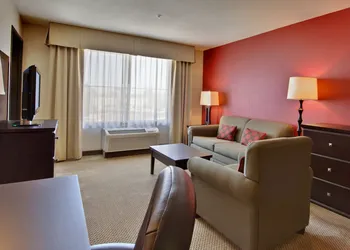 Holiday Inn & Suites Bakersfield by IHG hotel thumbnail 6