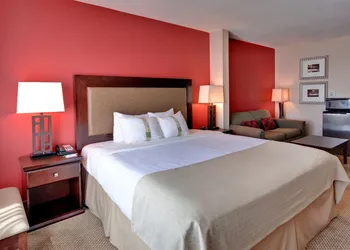 Holiday Inn & Suites Bakersfield by IHG hotel thumbnail 8