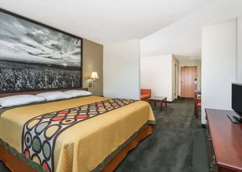 Super 8 by Wyndham Alma hotel thumbnail 8