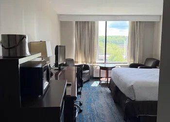 Ramada by Wyndham Cleveland Independence hotel thumbnail 8