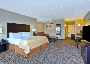 Holiday Inn & Suites Green Bay Stadium by IHG hotel thumbnail 7