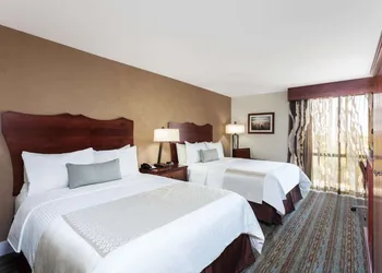 Wyndham Visalia hotel thumbnail 3