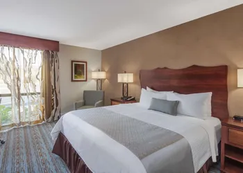 Wyndham Visalia hotel thumbnail 4