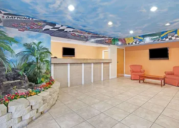 Super 8 by Wyndham Daytona Beach hotel thumbnail 2