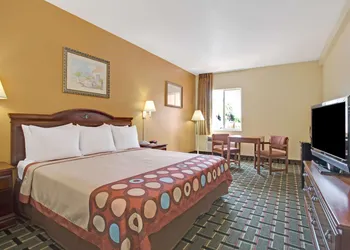 Super 8 by Wyndham Daytona Beach hotel thumbnail 6
