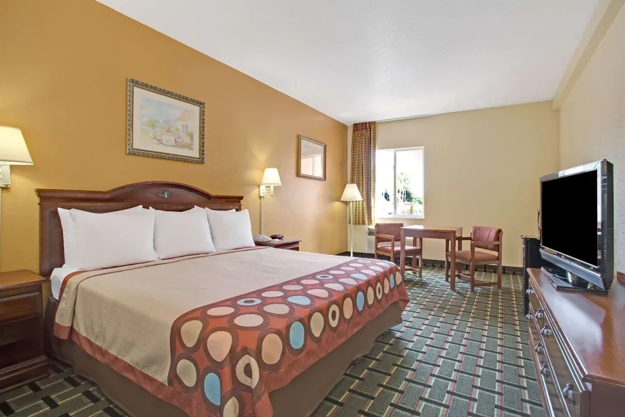Super 8 by Wyndham Daytona Beach hotel detail image 6