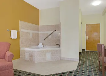Super 8 by Wyndham Daytona Beach hotel thumbnail 7