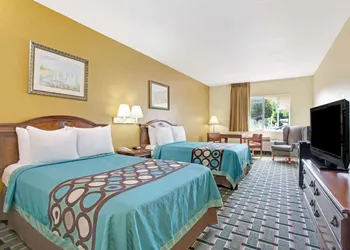 Super 8 by Wyndham Daytona Beach hotel thumbnail 8
