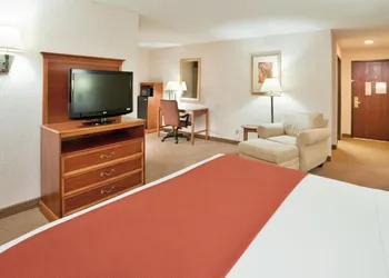 Seasons Inn & Suites Highland hotel thumbnail 2