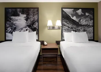 Super 8 by Wyndham Colo. Sprs. Garden Of The Gods hotel thumbnail 6