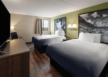 Super 8 by Wyndham Colo. Sprs. Garden Of The Gods hotel thumbnail 8