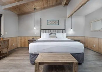 Sky Ranch Lodge hotel thumbnail 3