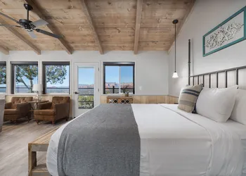 Sky Ranch Lodge hotel thumbnail 4