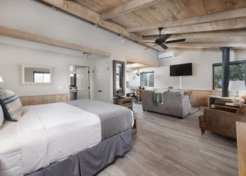 Sky Ranch Lodge hotel thumbnail 5