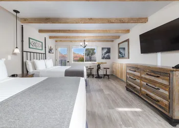 Sky Ranch Lodge hotel thumbnail 8