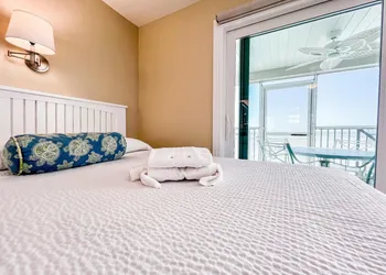 Island Inn hotel thumbnail 7