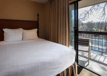 Riverside Inn hotel thumbnail 5