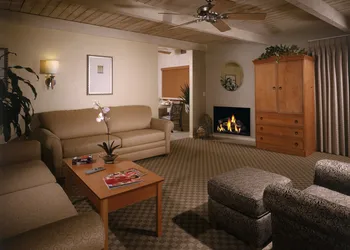 Desert Isle of Palm Springs hotel thumbnail 7