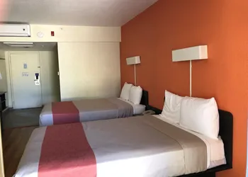 Days Inn by Wyndham Brawley hotel thumbnail 3