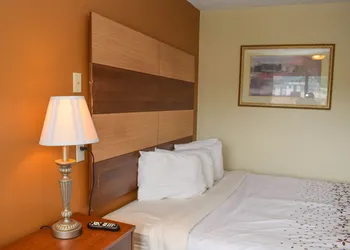 Americana Inn, a Travelodge by Wyndham hotel thumbnail 8