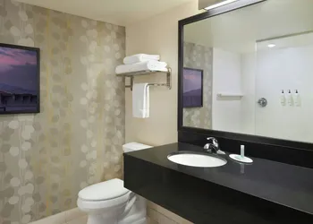 Fairfield Inn & Suites by Marriott Calgary Downtown hotel thumbnail 8